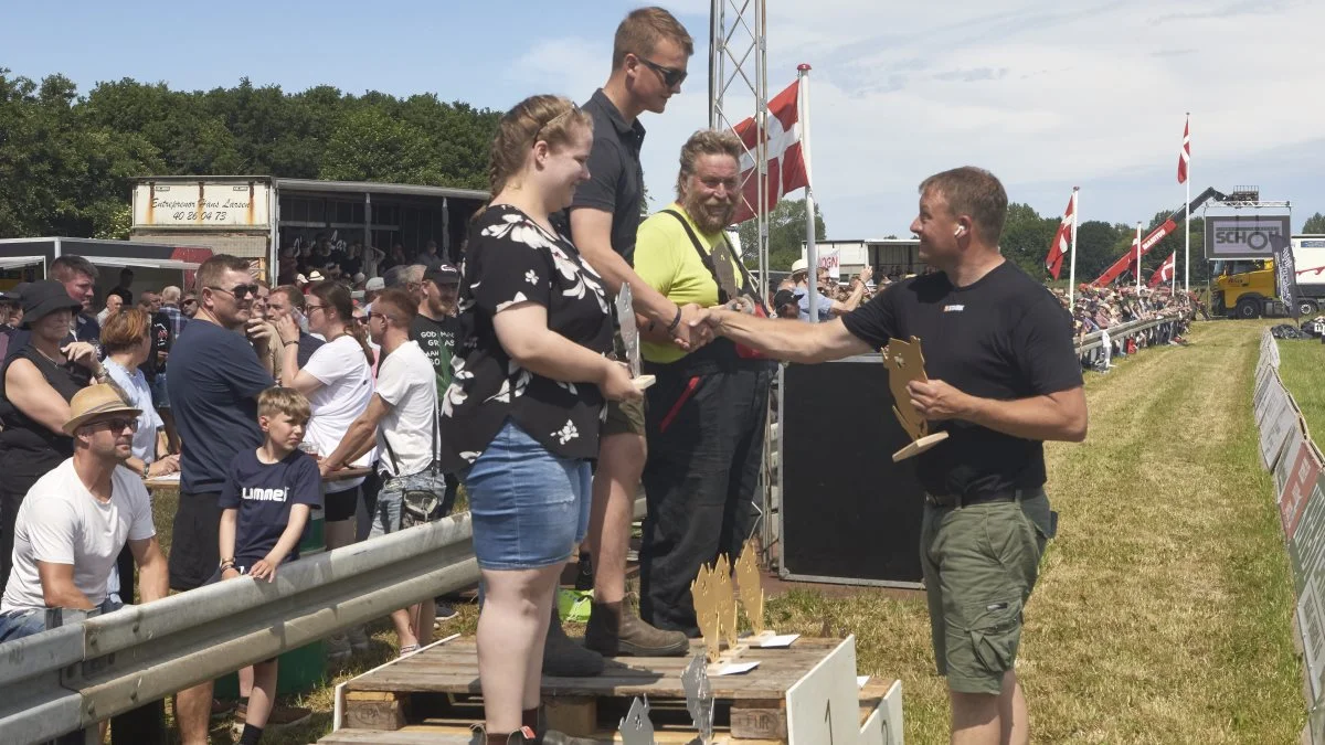 Koordinator Claus Harboe er ovenud tilfreds med udviklingen af arrangementet gennem de 12 år, hvor der løbende er sket forbedringer og nye tiltag. Her overrækker han præmier i Landbrugsklasse 3, som blev vundet af Mikkel Adamsen fra Vejle, der deltog for første gang i Særslev med sin Ford 8210.