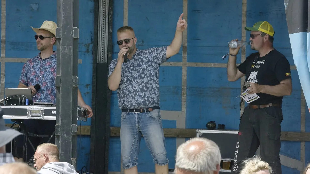De faste speakere ved traktortrækket var som altid veloplagte. Fra venstre Martin Thorø og Jacob Steen Andersen, der sammen driver Eventboxen, samt Kenneth Dahl, som tillige stiller op med måleudstyr ved traktortrækarrangementer.