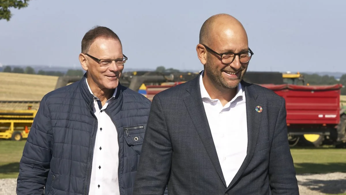Erling Bonnesen (V, til ventre) vil have udsat kravet om at braklægge fire procent af landbrugsjord for at få fuld EU-støtte. Han håber, at forslaget får støtte i forligskredsen om landbrugsaftalen, blandt andre fra fødevareminister Rasmus Prehn (S, til højre). Foto: Erik Hansen