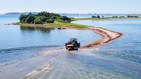 Turen til Svelmø foregår med traktor. Foto: VisitFaaborg.