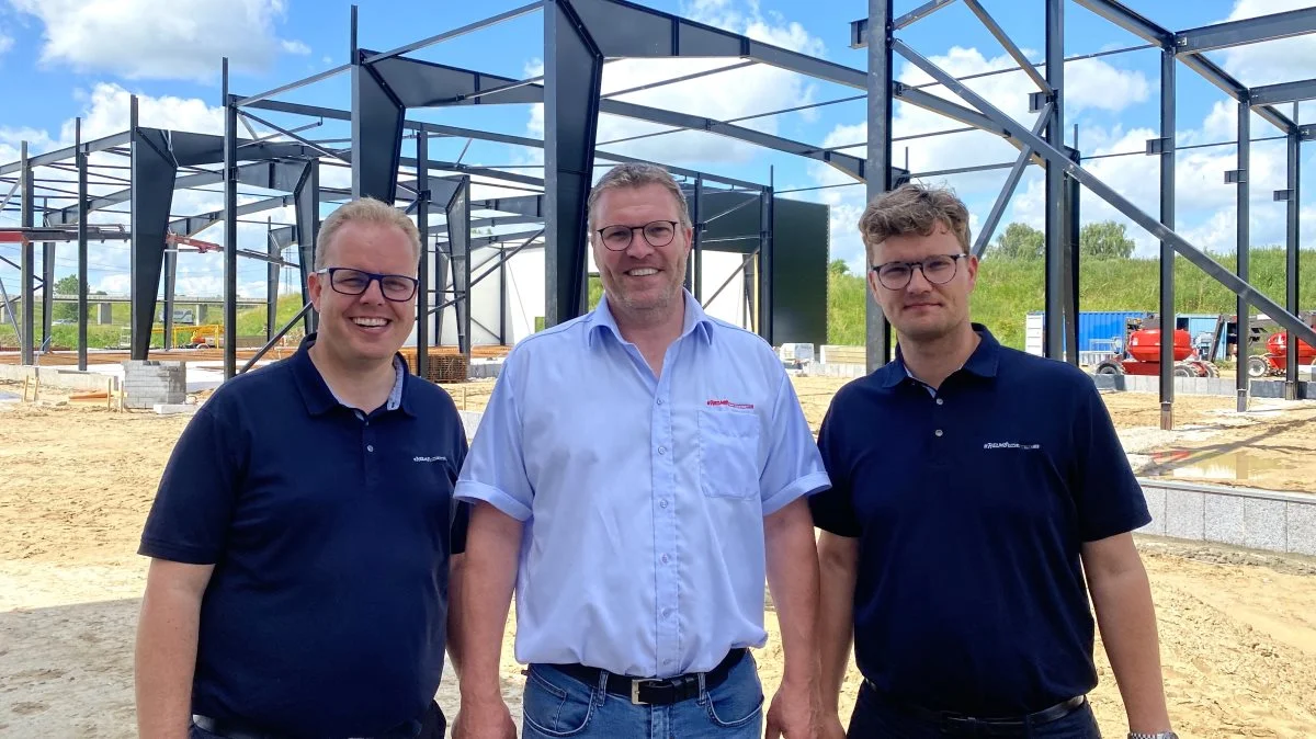 Fra venstre maskinhandler Allan Helms, distriktschef for Sjælland og øerne, Kim S. Hansen og Jakob Helms, alle Helms TMT-Centret. Foto: Per Jørgensen