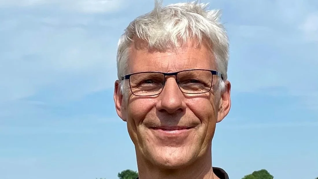 - Vores avler skårlægger på en måde med mejetærskeren. Nu håber vi så på tørvejr, så skåret kan tørre nok op, fastslår frøkonsulent Christian Bencard, DLF.