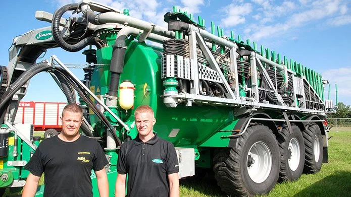 MBA Agro bruger Samson Agrolize til vintereftersyn. Montør Søren Nielsen (th) fra firmaet satte gyllevognen i gang og har fulgt den siden. Maskinfører Jannick Christiansen er glad for sin faste montør fra Samson.