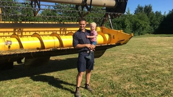 Kasper Thing Andreasen, der driver landbruget Damsgården i Nordjylland, sparer op til ti procent af sine udgifter til planteværn og gødning ved hjælp af præcisionslandbrug. Foto: PR.
