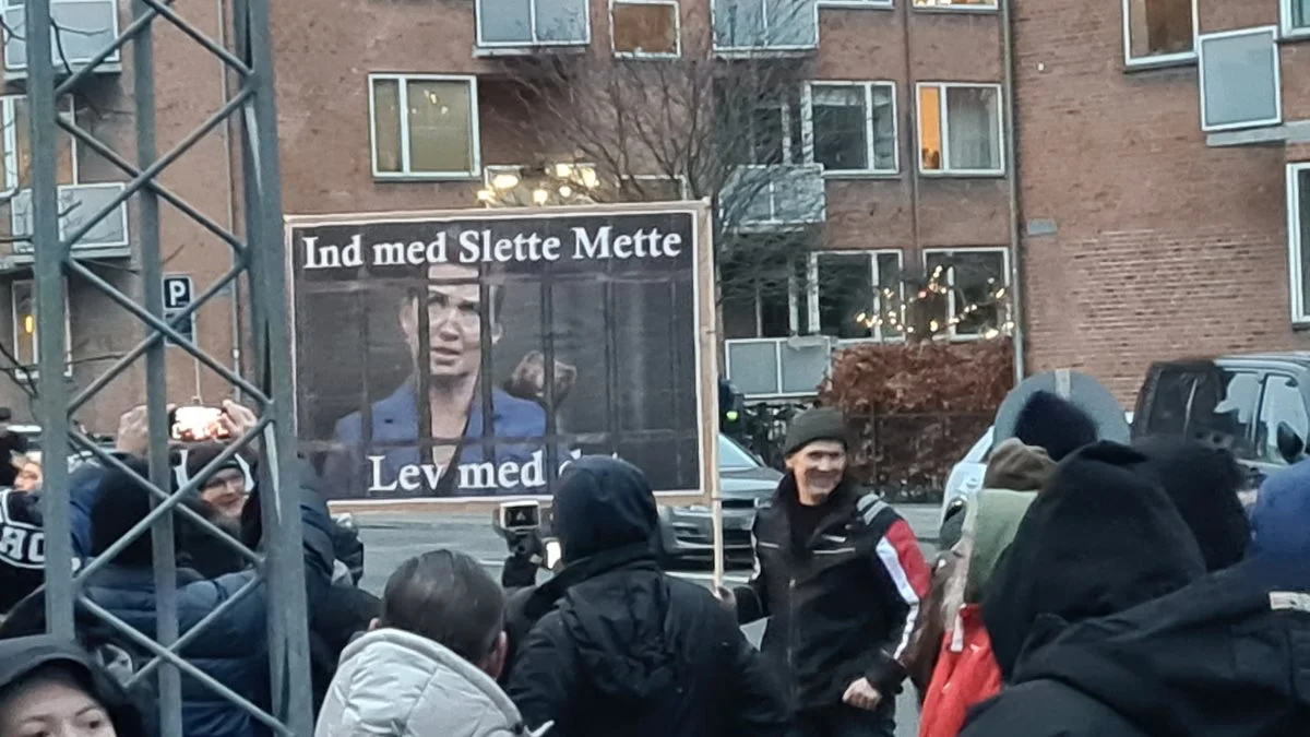 Der var demonstrationer mod statsminister Mette Frederiksen, da hun i efteråret afgav forklaring ved Minkkomissionen på Frederiksberg. Foto: Henning K. Andersen