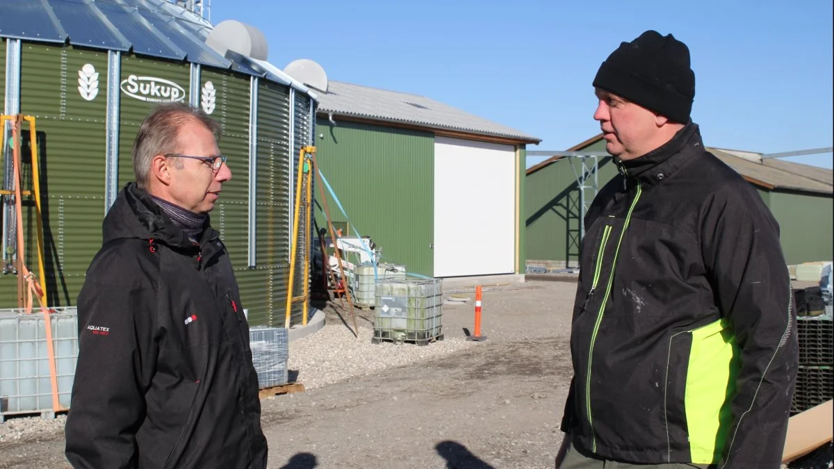 - Med vores store, nye anlæg er vi fremtidssikret, fortalte Mogens Feldthusen (til højre) til LandbrugØst en kold dag tidligere på året, hvor også Carsten Keldmann Christensen fra Sukup Europe (til venstre) var på besøg. Foto: Jesper Hallgren