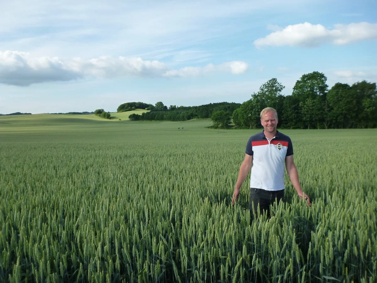 Jacob Fjeldbo Andreasen mener, at sortsblandingerne giver afgrøden en bedre robusthed, da den ene sorts svagheder kompenseres af de øvrige. Foto: DLG