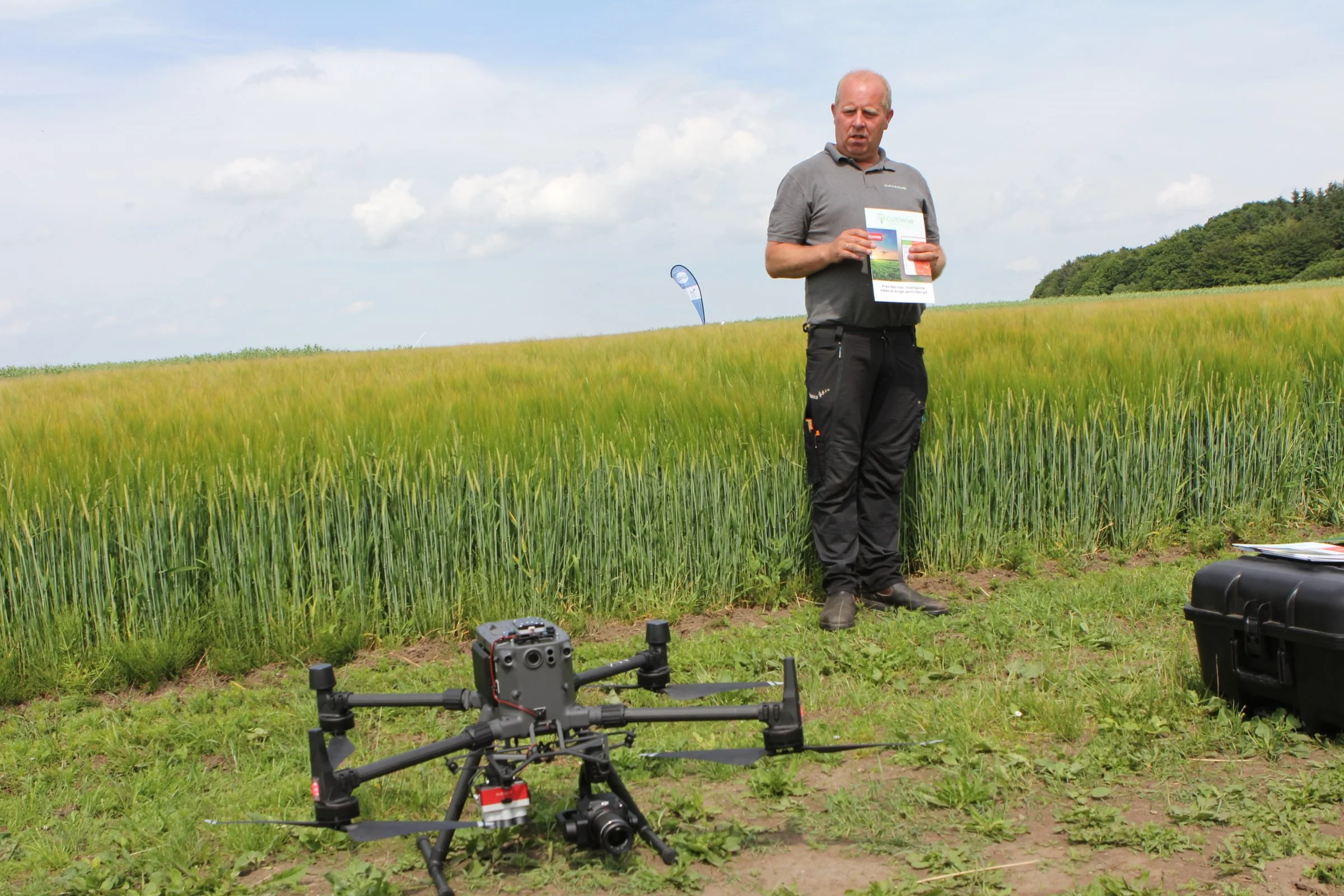 Brøns Group leverer nu ikke bare traditionelle maskiner til præcisionsjordbrug. DJI-dronen kan købes som en del af den samlede pakke med software til spotsprøjtningskort, fortæller servicetekniker Mikael Andersen. Fotos: Kasper Stougård 