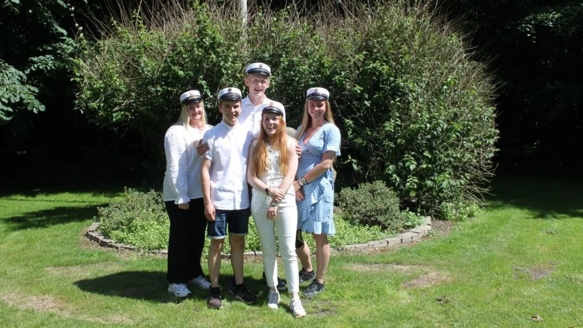 Nye EUX-studenter fra Kjærgård Landbrugsskole. De fem elever er: Cecilie Krumhardt Alberg, Line Lilholm Christensen, Josefine Dalsjø, Jens Holm Jensen, Jacob Sanderink