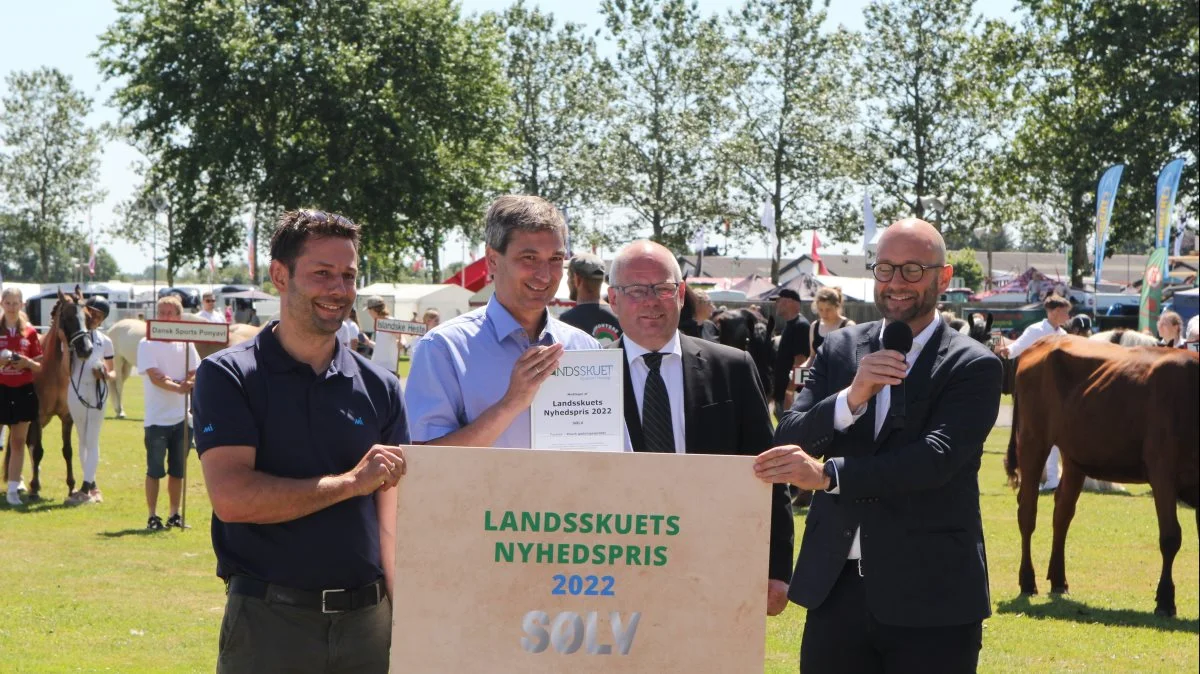 Christian Korsholm, salgskonsulent, MI (yderst til venstre) ogThomas Mikkelsen, salgschef, Farmas fik overrakt sølvprisen for Rauch-gødningssprederen. Foto: Line Brusgaard