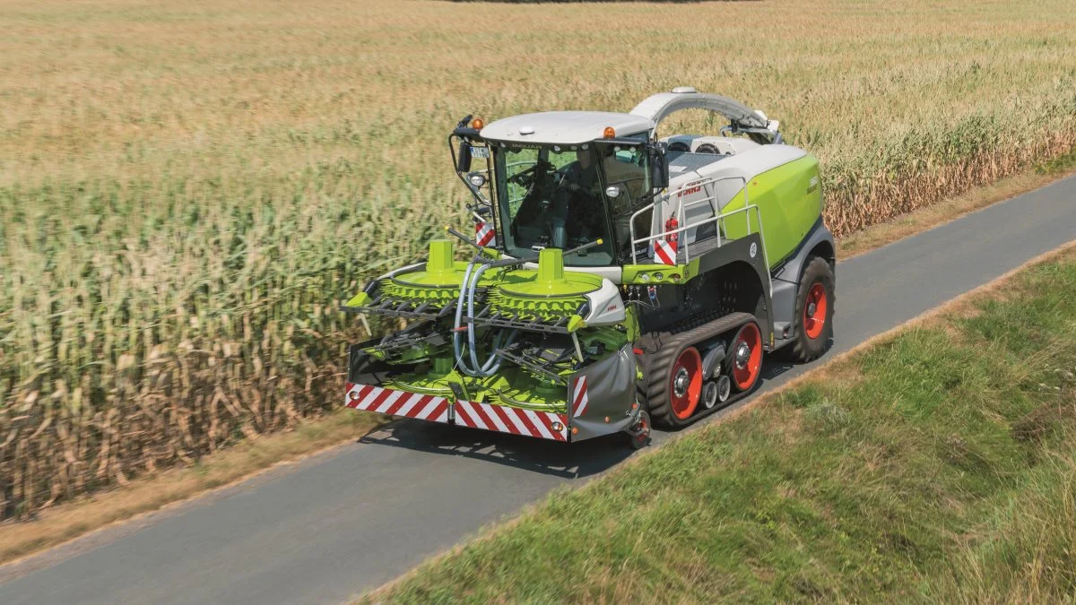 Med bæltet på 635 mm holder Jaguar 960 Terra Trac sig under en totalbredde på 3 m og kan dermed godkendes til kørsel på landevej.