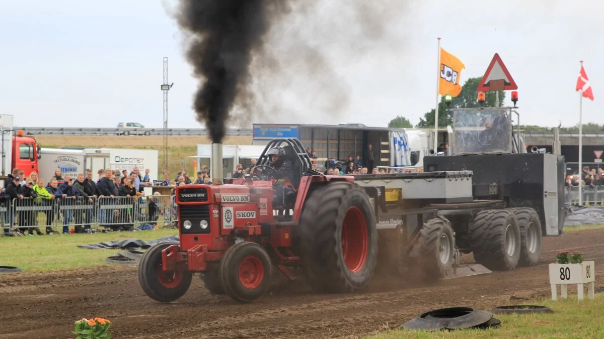 Bent R. Skov fra Særslev i sin Volvo 650 fra 1976. Han deltager i Farmklasse 1, hvor vægten er op til 3.600 kg.