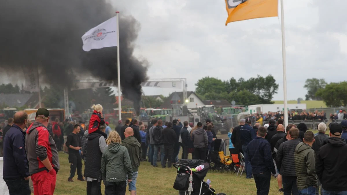 Regnen forsvandt netop som trækket gik i gang og Nordvestfyns Landboungdom trak igen i år mange tilskuere til pladsen i Nr. Åby, da det årlige traktortræk løb af stablen. Fotos: Henriette Lemvig