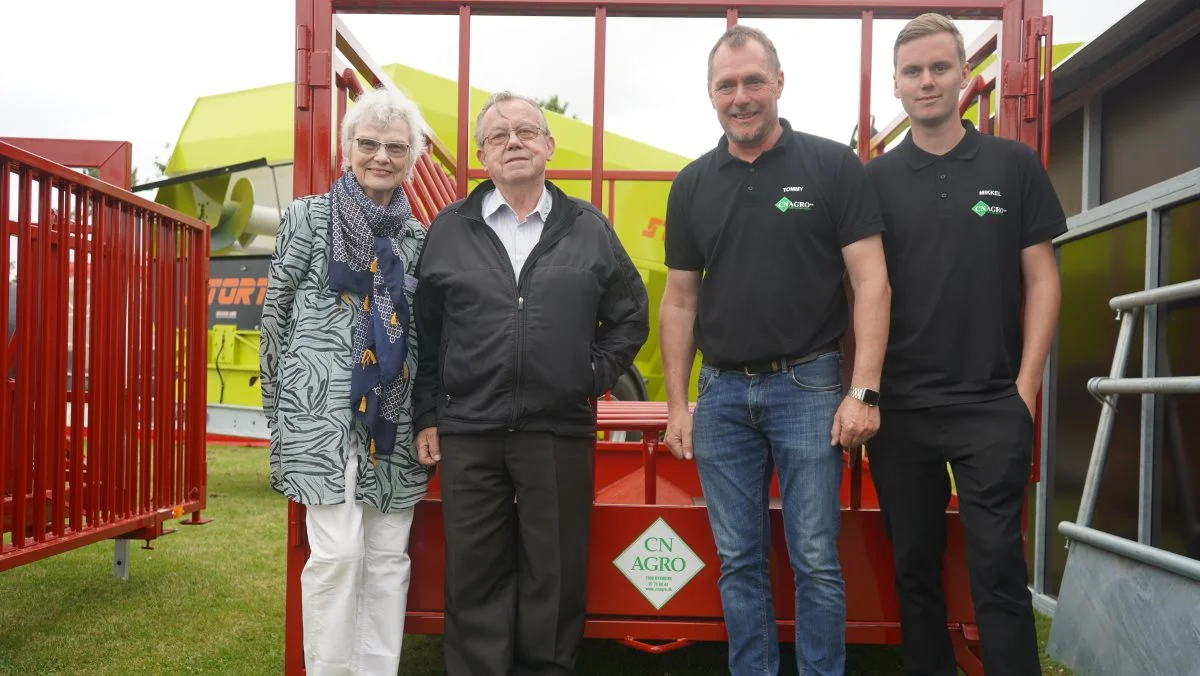 CN Agro solgt under Landsskuet. Fra venstre Christian Nørgaard med hustru, og Tommy Drejer og Mikkel Drejer. Foto: Landsskuet
