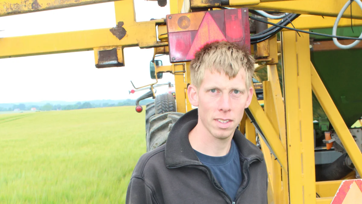 Buster Weber Mortensen er indehaver af maskinstationen BWM ved Haderslev og har stået bag udviklingen af sin helt egen mellemafgrøde-udlægger. Foto: John Ankersen