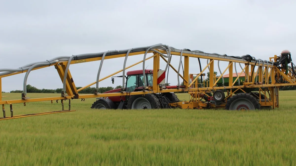 BWM-mellemafgrøde-udlæggeren er udviklet ud fra eksisterende landbrugsmaskiner i form agf en hollandsk sprøjte og en Amazone-såmaskine. Foto: John Ankersen
