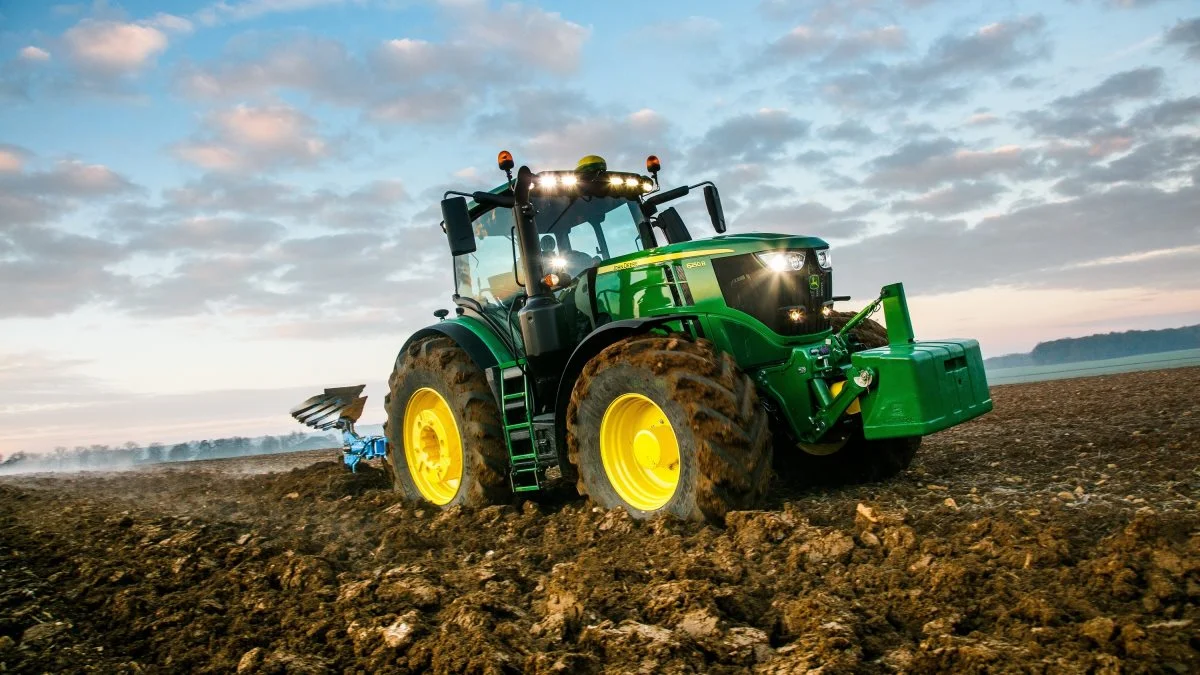 New Holland vinder første halvår som Danmarks mest solgte traktormærke over 40 hk, men John Deere tager førstepladsen i både denne juni-traktorstatistik og traktorsalget i 200 hk-segmentet. John Deere model 6250R er Danmarks mest solgte traktormodel med 42 efterfulgt af Case IH Puma 240 CVX og New Holland T7.270 Auto Command med hver 28. Arkivfoto