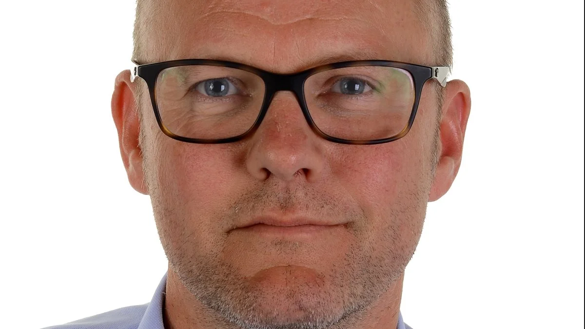 Jems Dall, direktør hos Dall Energy, glæder sig til at få gang i etableringen af et multi-fuel anlæg, der kan behandle organiske restprodukter som halm og slam, og på den måde være med til at drive den grønne omstilling af landbruget. Foto: Dall Energy