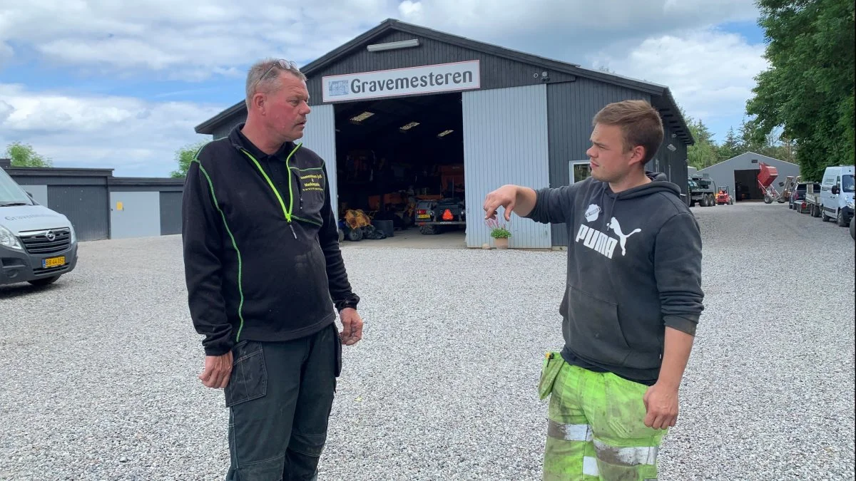 Far og søn, Michael Kjøller (til venstre), indehaver af Gravemesteren, og Rasmus Kjøller. Foto: Jesper Hallgren  