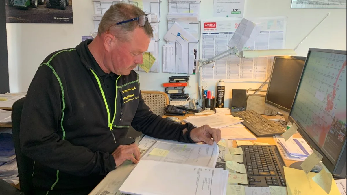 Allerede klokken 4.30 sidder Michael Kjøller ved skrivebordet og begynder at udarbejde tilbud og lave arbejdssedler. Foto: Jesper Hallgren