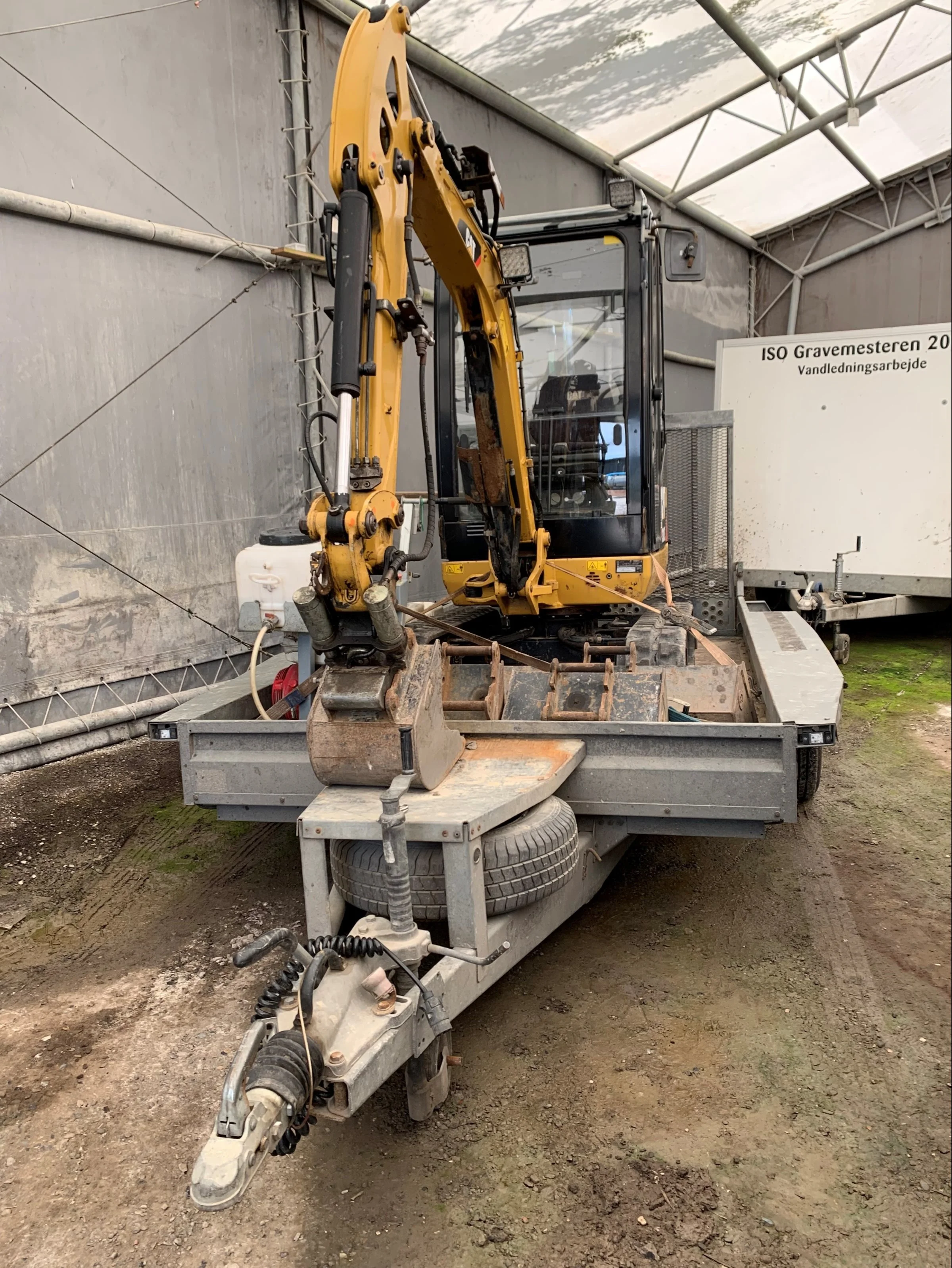 Hos Gravemesteren står maskinerne altid klar til at rykke ud - her en trailer med en fastgjort minigraver, der kan klare mange opgaver. Foto: Jesper Hallgren