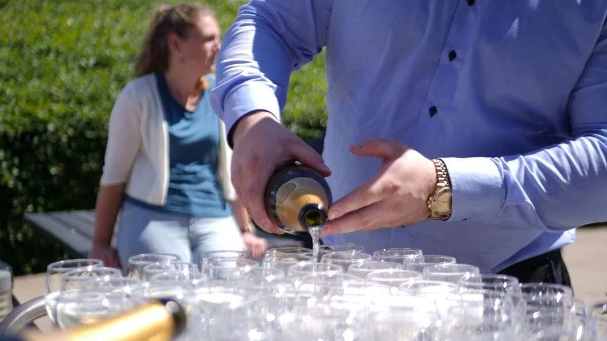 Champagne i glassene for at fejre de sydjyske landbrugsrådgivere, der nu også kan skrive klima og bæredygtighed på visitkortet.