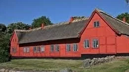 Landbrugene bliver større, men bygningerne fra de mindre brug står tilbage og vidner om den tid, der var.