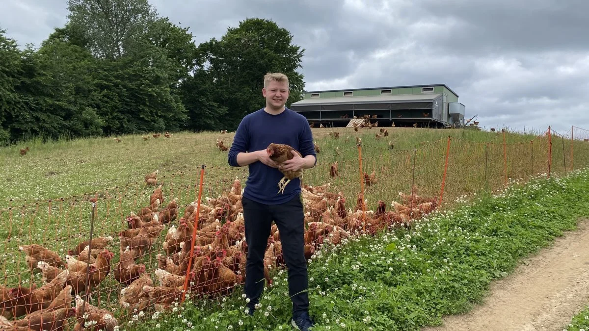 Lige siden han kunne gå, har Jens Mogensen været meget interesseret i landbrugsdriften på familiens gård ved Bølling. Dengang var der 100 ha jord og 80 malkekvæg i en bindestald. Gården og arealet er nu overdraget til Jens. Køerne er sat ud og erstattet af hønsene på marken.