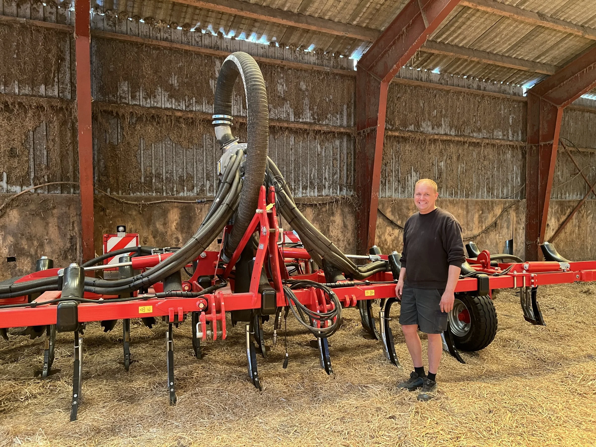 Placeringsnedfælderen står i halmladen på Ulrik Jakobsens egen ejendom og venter på at blive omdannet til en 7,5 meter bred rapssåmaskine med integreret gylleplacering. En ny opgave for Vogn Maskinstation. Foto: Kasper Stougård