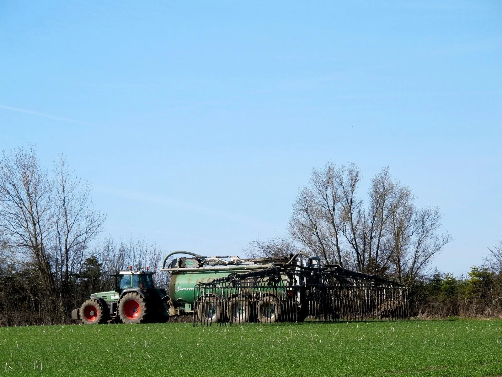 Blandt andet ved gyllekørsel i foråret komprimeres jorden, og da det sker, mens man tilfører kvælstof og kulstof, øges emissionerne fra køresporene i særlig grad. Arkivfoto