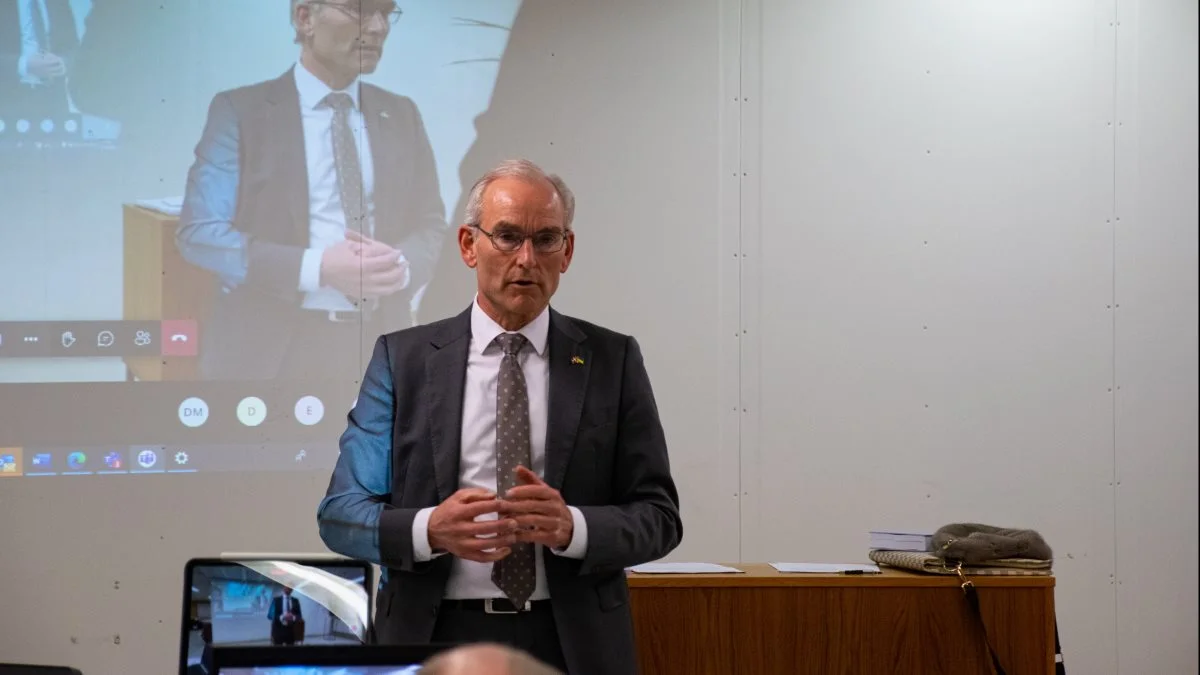 Den konservative landbrugsordfører, Per Larsen, har været blandt de største politiske støtter for Danske Mink. Han er også inviteret med på turen til Spanien. Her ses han ved et informationsmøde netop hos Danske Mink. Foto: Henning K. Andersen