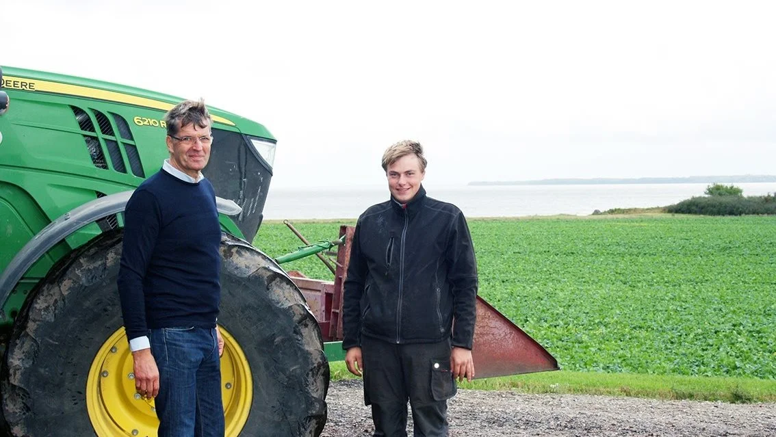 Der var flot hæder til Ivan Reetz-Thott (t.v.) der har Strandegaard Gods ved Præstø, i form af Naturprisen 2021 fra 15. Juni Fonden. Foto: Jesper Halgreen