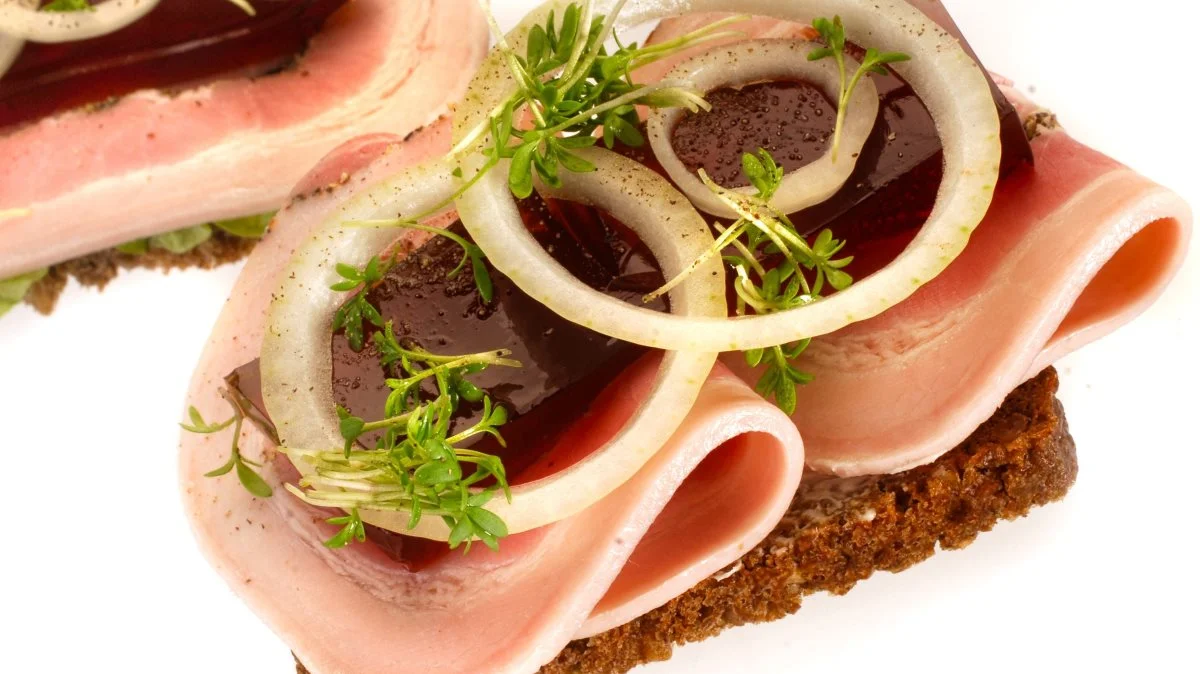 Danish Crown har kaldt et parti rullepølser tilbage af frygt for listeria-bakterier. Arkivfoto