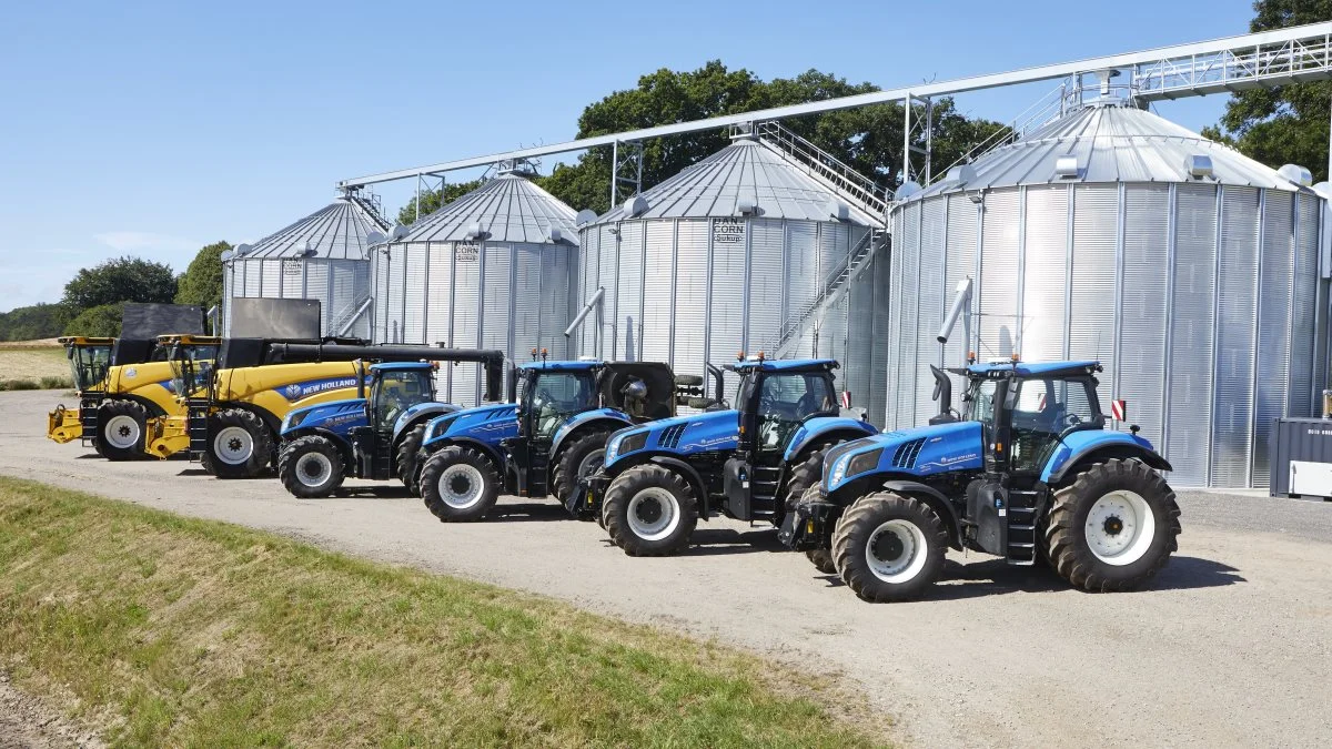 New Holland over hele linjen på Tranekær Gods. Når leverancen af to af de største traktormodeller, T8 435 Genesis, sker fra den amerikanske fabrik til vinter, vil trækkraften derudover bestå af en T8 410 Genesis og en T7 315 HD, som er leveret fra den sydfynske forhandler, Egebjerg Smedie. Den forreste T8 410 Genesis er stillet til rådighed, indtil de største modeller ankommer. Foto: Erik Hansen