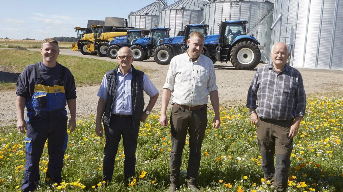 Foran New Holland-traktorerne og de to CR 985-mejetærskere ses fra højre driftsleder Torben Augustesen og førstemanden i marken, Rasmus Skov, sammen med distriktschef Finn Laursen, New Holland Danmark, og sælger Michael Clausen, Egebjerg Smedie. Foto: Erik Hansen