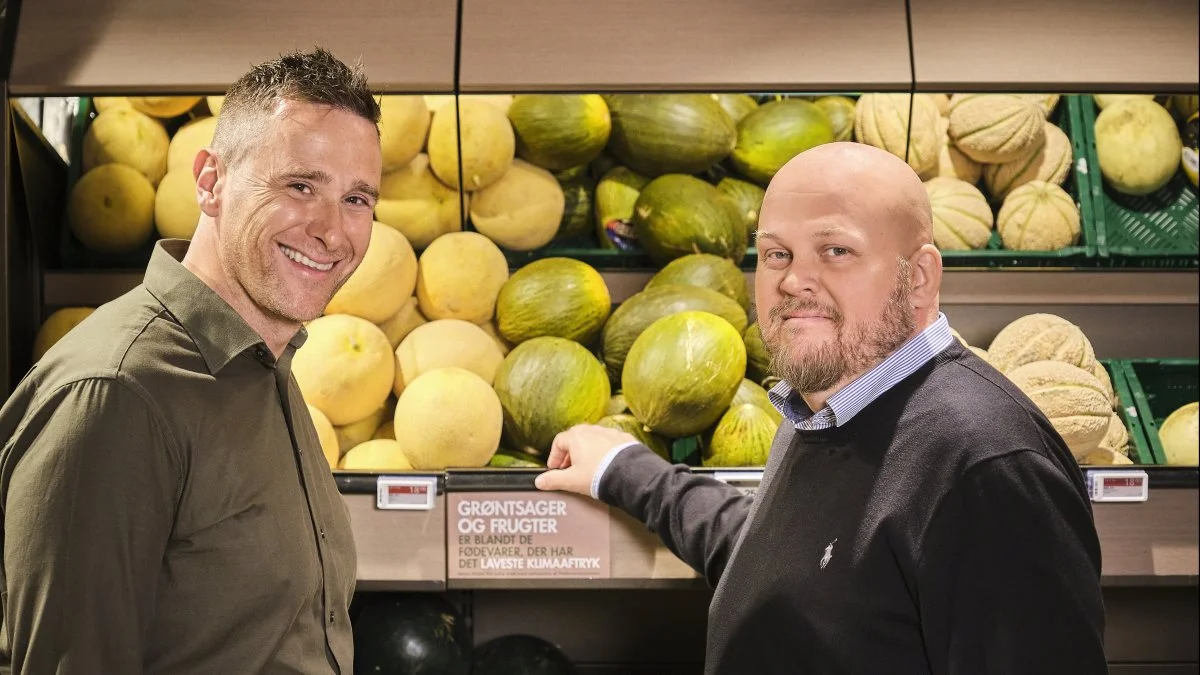 Det er væsentligt for Meny at hjælpe sine kunder til at være mere klimabevidste, lyder det fra koncerndirektør Richo Boss /til højre), der her ses sammen med marketingschef Carsten Kure. Foto: Meny