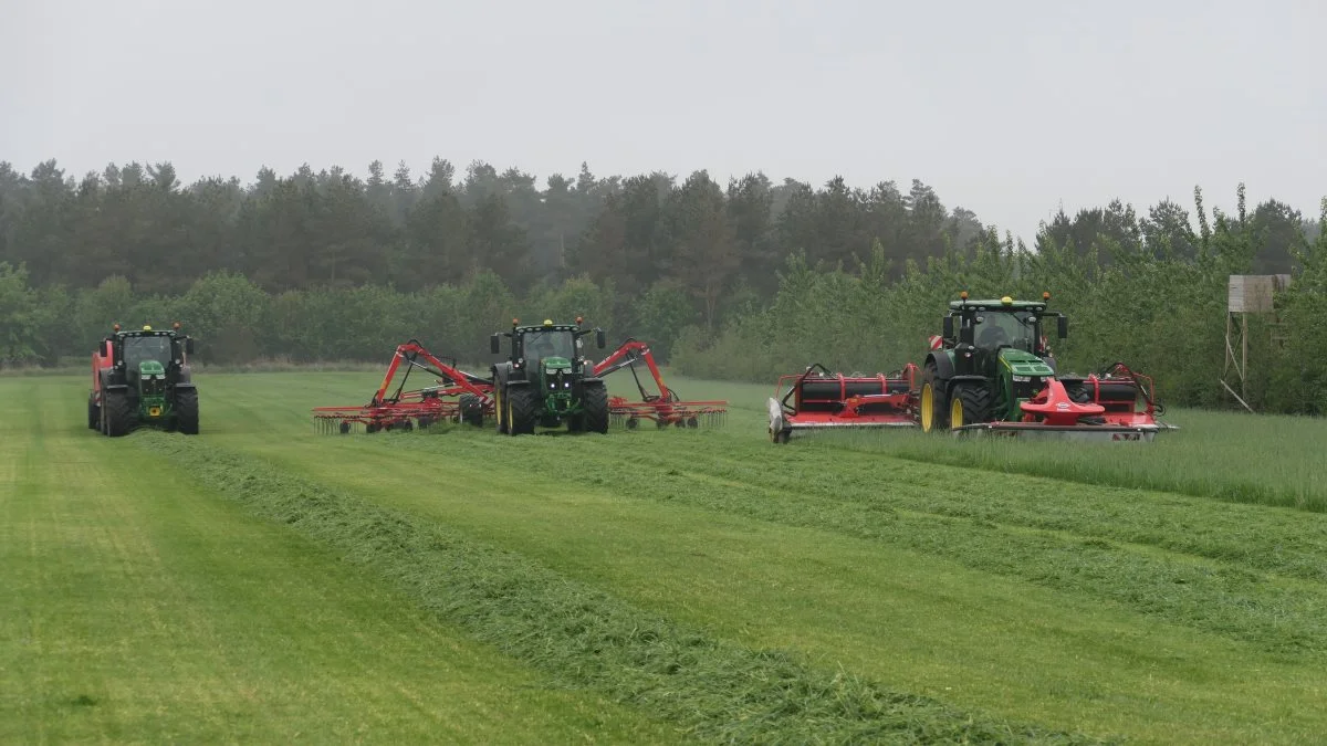 13 Kuhn-enheder står der i maskinhuset hos Skovs Maskinstation. De tre maskiner, der er med i marken, et 9 meter trippelsæt Kuhn FC 9330 RA med bånd, en 15 meter Kuhn GA 15131 rive og en Kuhn VBP 3195 kombipresser med Intelliwrap. Alle tre maskiner blev anskaffet sidste år og har derfor kørt én sæson.