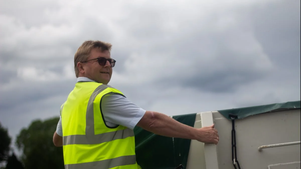 Der er udsigt til en tidlig kornhøst med et udbytte over middel, mener Henrik Christensen. Her spejder han ud over containerne, der blandt andet skal tage imod kornet. Fotos: Henning K. Andersen