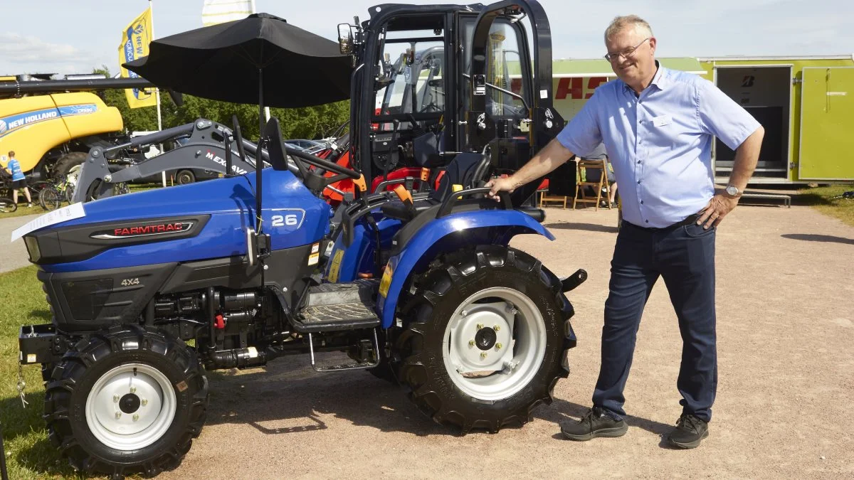 Vinderup Maskiner tror på, at denne blå Farmtrac vil få stor succes. Her ses Bjarne Fly Kristensen, salgskonsulent i afdelingen i Vinderup. Foto: Tenna Bang