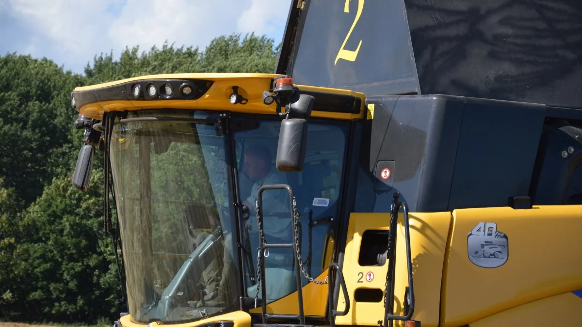 Førstemand i marken, Rasmus Skov, er piloten i den ene af de to New Holland-mejetærskere - 35 fods CR 985 rotormaskiner, som der høstes med på Tranekær Gods.
