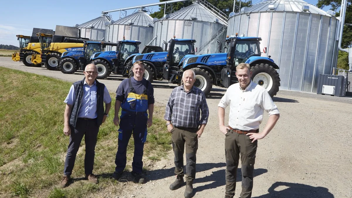 Foran Tranekærs nye New Holland-traktorer og de to CR 985-mejetærskere ses fra højre førstemand i marken, Rasmus Skov, og driftsleder Torben Augustesen sammen med sælger Michael Clausen fra den lokale forhandler Egebjerg Smedie, der har leveret traktorerne. Yderst til venstre ses distriktschef Finn Laursen, New Holland Danmark. Foto: Erik Hansen