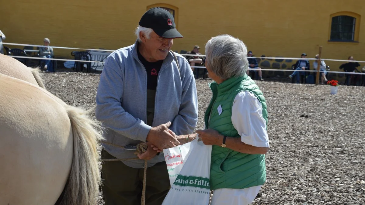 Den ærefulde titel »Bedste Horsemanship« med tilhørende præmie gik i år til Niels Peder Hansen, Søndersø. Prisen overrækkes her af Inge Lise Ulrich.