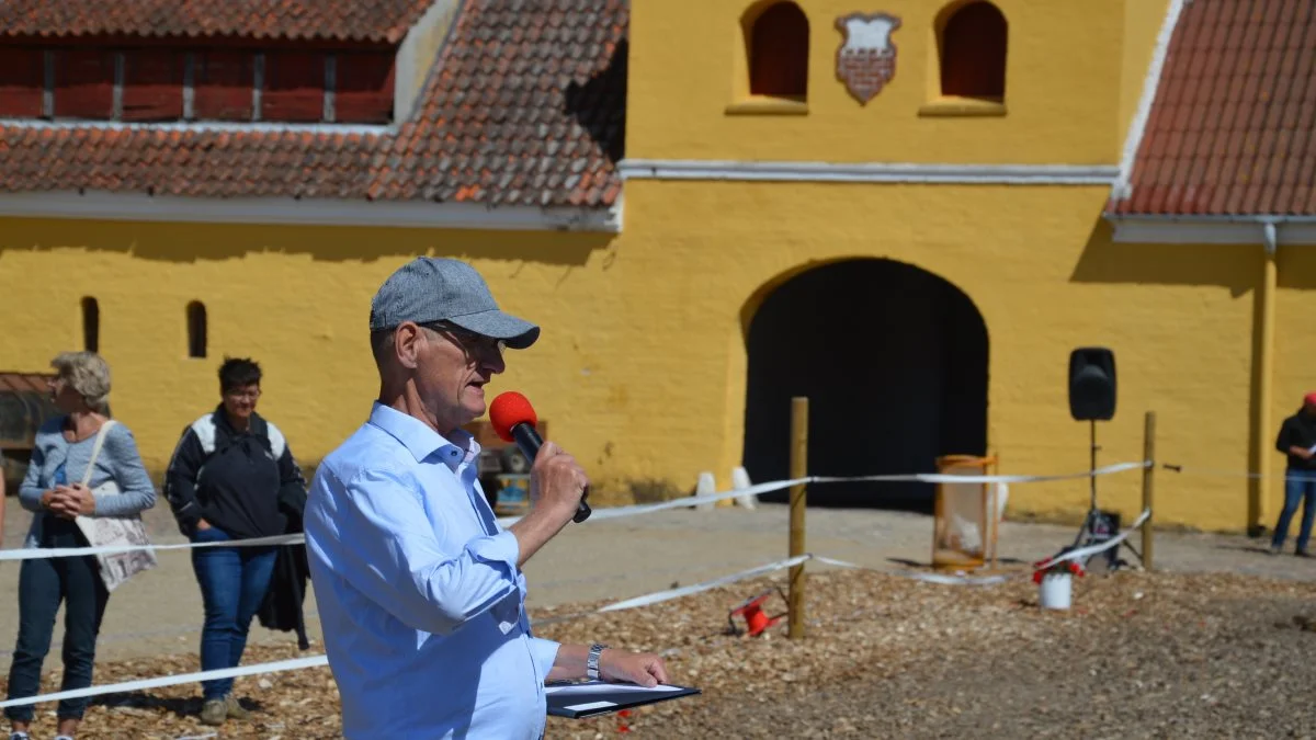 Den kendte dommer, skribent og speaker Jørgen Konge sørgede for at publikum blev guidet og informeret godt om alt, hvad der foregik på opvisningsbanen i løbet af dagen.