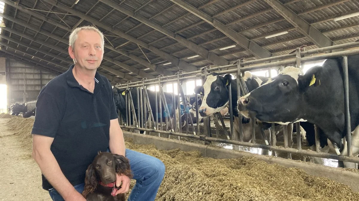 Jørgen Bertelsen – her med hvalpen Maddie – er yderst tilfreds med den modtagelse, han har fået hos sin nye bank.
