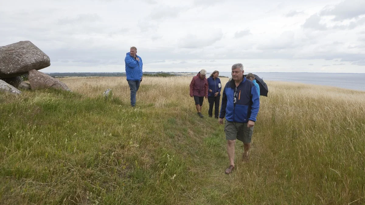 Som opdelt i tre slesvigske hertugdømmer under den danske krone frem til 1864 beretter Bent Juul Sørensen gerne om Ærøs spændende historie ved aftenture og for turistgrupper. Her går »Sporet ved Gravendal« forbi en gravhøj 44 meter over Østersøen, hvor der i godt vejr er udsigt til Kiel. Foto: Erik Hansen