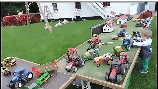 Begge dage byder på masser af aktiviteter for børn – blandt andet et stort legebord.