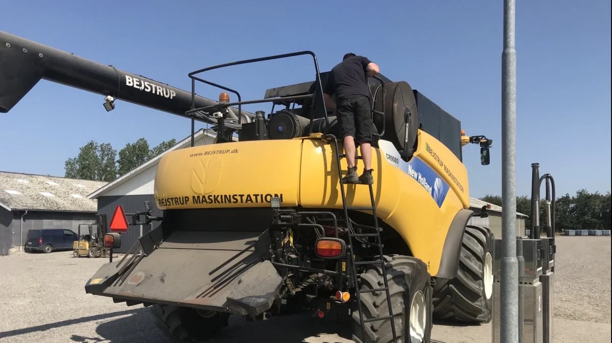 Der vil gå endnu en tid, før alle de syv New Holland mejetærskere hos Bejstrup Maskinstation er i gang med at æde sig igennem afgrøderne hos kunderne. Her er den sidste klargøring af en af de gule mejetærskere i gang