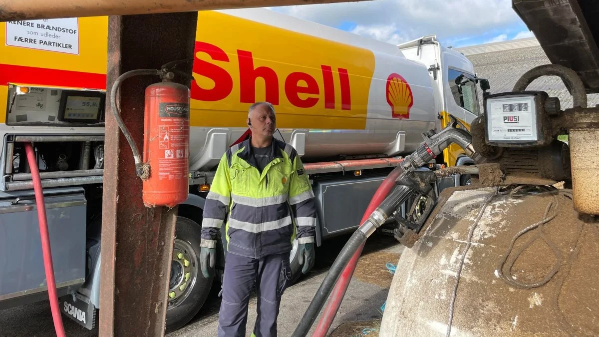 Der skal dieselolie i tanken ude hos landmændene under høsten. John Erik Nielsen er manden, der kommer med tankvognen.