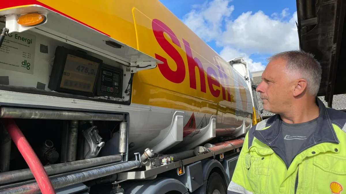 Det bliver mange liter dieselolie, der registreret på måleren på John Erik Nielsens tankbil.
