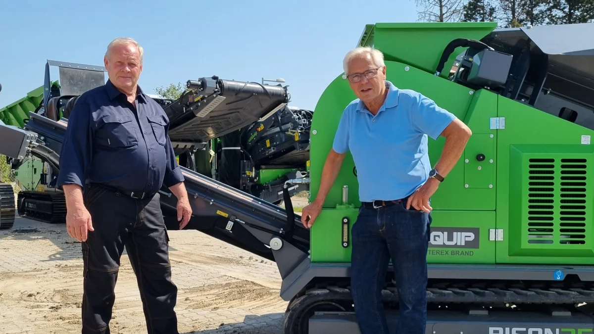 Her ses Arne Rasmussen (tv.), Allindemagle Smede & Maskinstation, og maskinhandler Carl Bay Christensen ved en fabriksny Evoquip Bizon35-stenknuser. Pressefoto